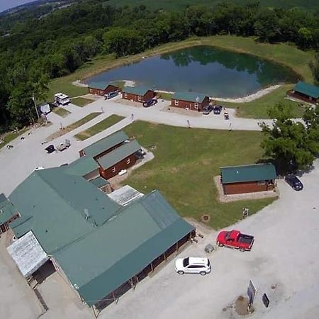 Country Cabins Hotel Chariton Exterior photo