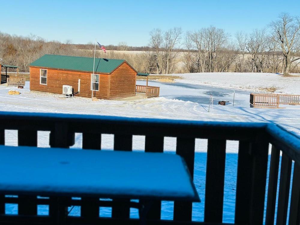 Country Cabins Hotel Chariton Exterior photo